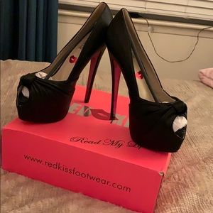 Sz 10 Red Kiss, Classic Black Peep-Toe Heels